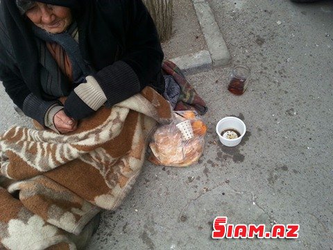 Gəncədə yaşlı , kimsəsiz qadına qocalar evini də çox görürlər-ÖZƏL Gəncədə yaşlı , kimsəsiz qadına qocalar evini də çox görürlər-ÖZƏL