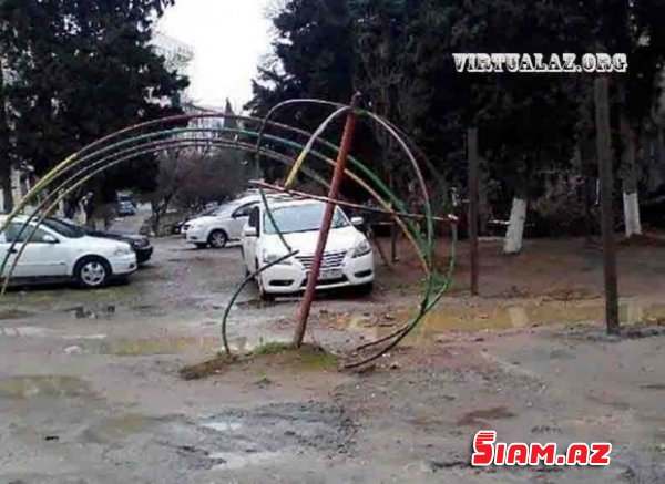 Bakıda uşaq meydançası ağaclarla birgə bir gecədə necə məhv oldu… Bakıda uşaq meydançası ağaclarla birgə bir gecədə necə məhv oldu…