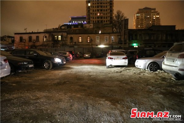 Sökülən evlərin yerini qanunsuz dayanacağa çeviriblər – FOTOLAR Sökülən evlərin yerini qanunsuz dayanacağa çeviriblər – FOTOLAR