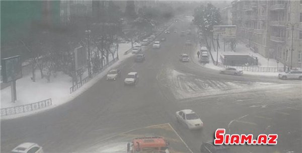 Qarlı hava Bakıda nəqliyyatın hərəkətini çətinləşdirib - FOTO Qarlı hava Bakıda nəqliyyatın hərəkətini çətinləşdirib - FOTO