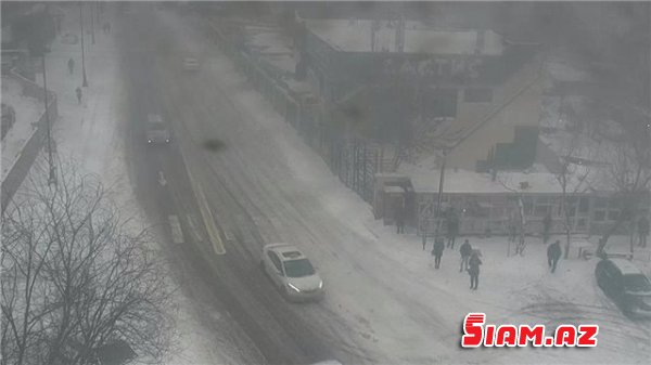 Qarlı hava Bakıda nəqliyyatın hərəkətini çətinləşdirib - FOTO Qarlı hava Bakıda nəqliyyatın hərəkətini çətinləşdirib - FOTO