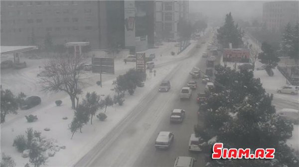 Qarlı hava Bakıda nəqliyyatın hərəkətini çətinləşdirib - FOTO Qarlı hava Bakıda nəqliyyatın hərəkətini çətinləşdirib - FOTO