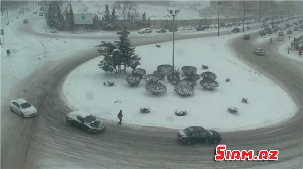 Qarlı hava Bakıda nəqliyyatın hərəkətini çətinləşdirib - FOTO Qarlı hava Bakıda nəqliyyatın hərəkətini çətinləşdirib - FOTO