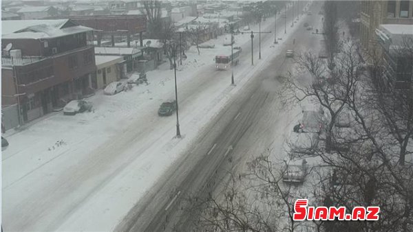 Qarlı hava Bakıda nəqliyyatın hərəkətini çətinləşdirib - FOTO Qarlı hava Bakıda nəqliyyatın hərəkətini çətinləşdirib - FOTO