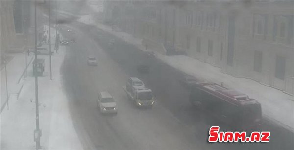 Qarlı hava Bakıda nəqliyyatın hərəkətini çətinləşdirib - FOTO Qarlı hava Bakıda nəqliyyatın hərəkətini çətinləşdirib - FOTO
