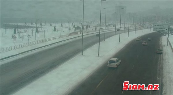 Qarlı hava Bakıda nəqliyyatın hərəkətini çətinləşdirib - FOTO Qarlı hava Bakıda nəqliyyatın hərəkətini çətinləşdirib - FOTO