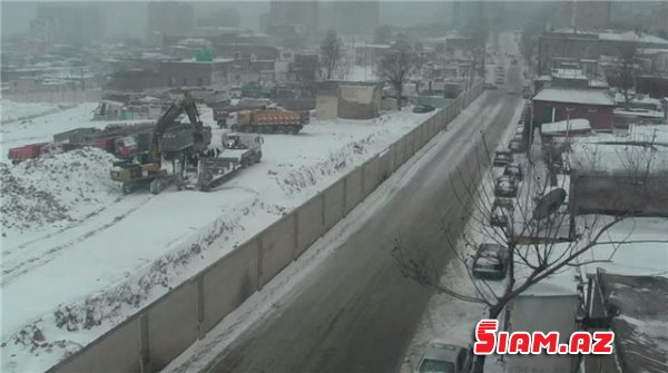 Qarlı hava Bakıda nəqliyyatın hərəkətini çətinləşdirib - FOTO Qarlı hava Bakıda nəqliyyatın hərəkətini çətinləşdirib - FOTO