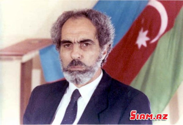“Səfirlikdə demokrat, küçədə iranlı, evdə isə rus”- Əlizadənin o biri də Elçibəyə dil uzatdı “Səfirlikdə demokrat, küçədə iranlı, evdə isə rus”- Əlizadənin o biri də Elçibəyə dil uzatdı