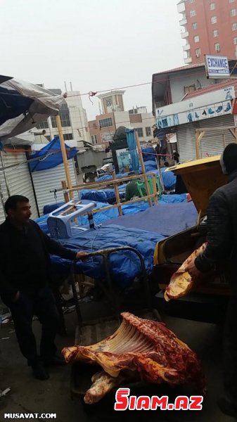 İtən 5 min eşşəyin axtarışı: “8-ci kilometr” bazarında murdar ət satışı ilə bağlı şok, FOTOLAR İtən 5 min eşşəyin axtarışı: “8-ci kilometr” bazarında murdar ət satışı ilə bağlı şok, FOTOLAR