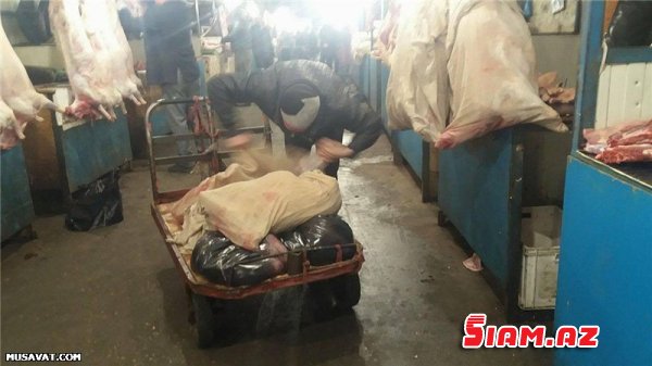 İtən 5 min eşşəyin axtarışı: “8-ci kilometr” bazarında murdar ət satışı ilə bağlı şok, FOTOLAR İtən 5 min eşşəyin axtarışı: “8-ci kilometr” bazarında murdar ət satışı ilə bağlı şok, FOTOLAR