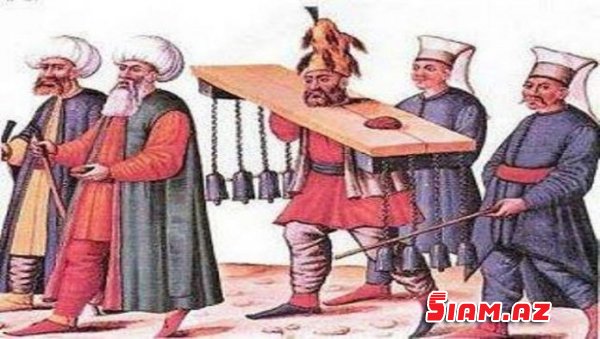 İbrət olsun deyə fahişələri asıb cəsədlərini nümayiş etdirdilər - FOTOLAR İbrət olsun deyə fahişələri asıb cəsədlərini nümayiş etdirdilər - FOTOLAR