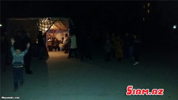 Hövsan sakinləri çadır qurdular: “Binamız başımıza uçur” FOTOLAR Hövsan sakinləri çadır qurdular: “Binamız başımıza uçur” FOTOLAR