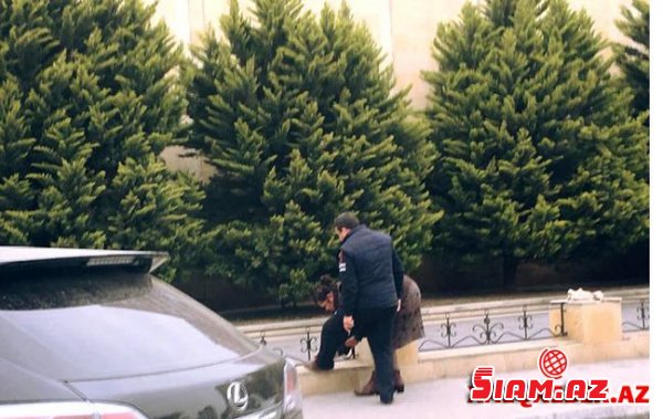 Küçənin ortasında arvadına ayaqqabısını sildirdi - Bakıda çəkilən FOTO OLAY OLDU Küçənin ortasında arvadına ayaqqabısını sildirdi - Bakıda çəkilən FOTO OLAY OLDU