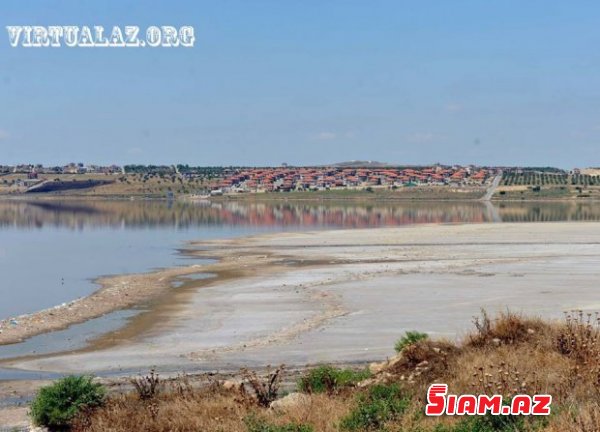 Masazırın duz gölünə axan çirkab suları, leş qoxusu Masazırın duz gölünə axan çirkab suları, leş qoxusu