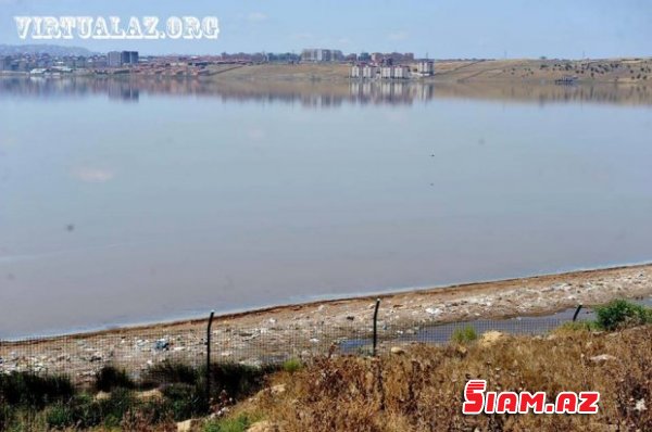 Masazırın duz gölünə axan çirkab suları, leş qoxusu Masazırın duz gölünə axan çirkab suları, leş qoxusu