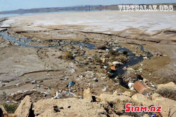 Masazırın duz gölünə axan çirkab suları, leş qoxusu Masazırın duz gölünə axan çirkab suları, leş qoxusu