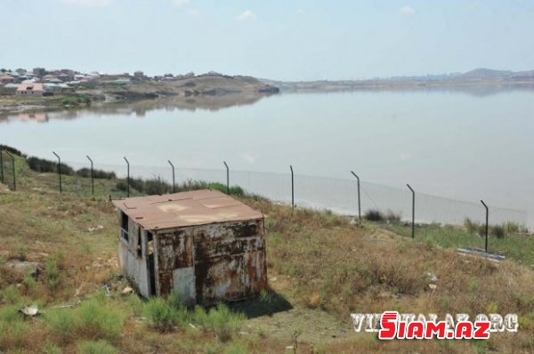 Masazırın duz gölünə axan çirkab suları, leş qoxusu Masazırın duz gölünə axan çirkab suları, leş qoxusu