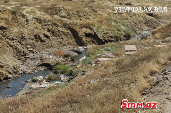 Masazırın duz gölünə axan çirkab suları, leş qoxusu Masazırın duz gölünə axan çirkab suları, leş qoxusu