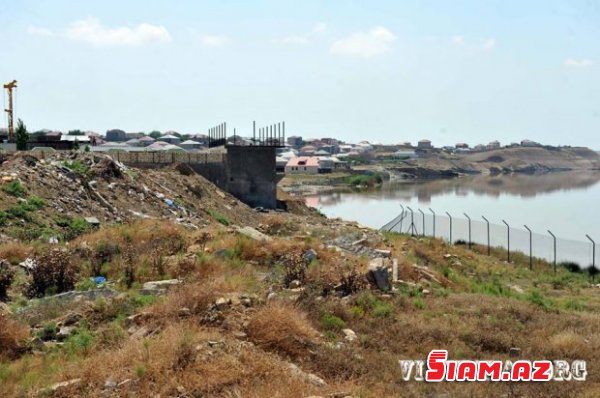Masazırın duz gölünə axan çirkab suları, leş qoxusu Masazırın duz gölünə axan çirkab suları, leş qoxusu