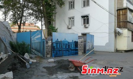 İcra başçısı binanın girişini milyarderin cangüdəninə satıb - FOTOLAR İcra başçısı binanın girişini milyarderin cangüdəninə satıb - FOTOLAR