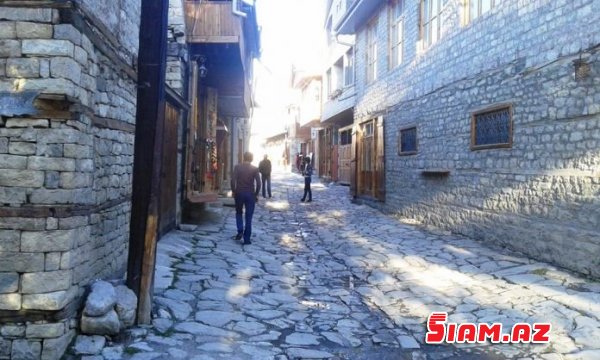 Turist Lahıca gəlir, yerli əhali isə qəsəbədən qaçır Turist Lahıca gəlir, yerli əhali isə qəsəbədən qaçır