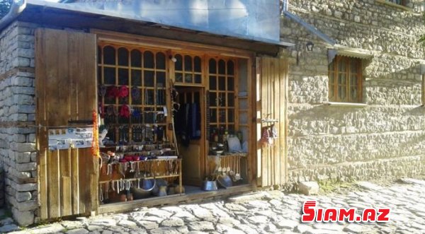 Turist Lahıca gəlir, yerli əhali isə qəsəbədən qaçır Turist Lahıca gəlir, yerli əhali isə qəsəbədən qaçır