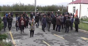 Xaçmazda məktəb direktorunun biabırçı hərəkətinə kütləvi etiraz FOTO VİDEO Xaçmazda məktəb direktorunun biabırçı hərəkətinə kütləvi etiraz FOTO VİDEO