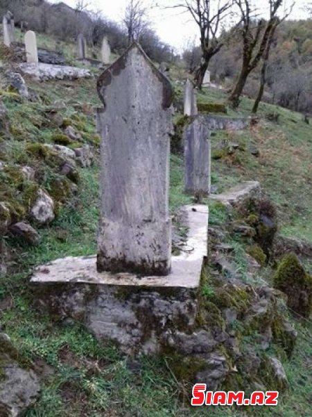 Astarada Şəhid məzarı baxımsızlıqdan uçub dağılır... - FOTOLAR Astarada Şəhid məzarı baxımsızlıqdan uçub dağılır... - FOTOLAR