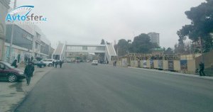 Bakıda bu da oldu: Yolun “ortasında” bina tikirlər – FOTO